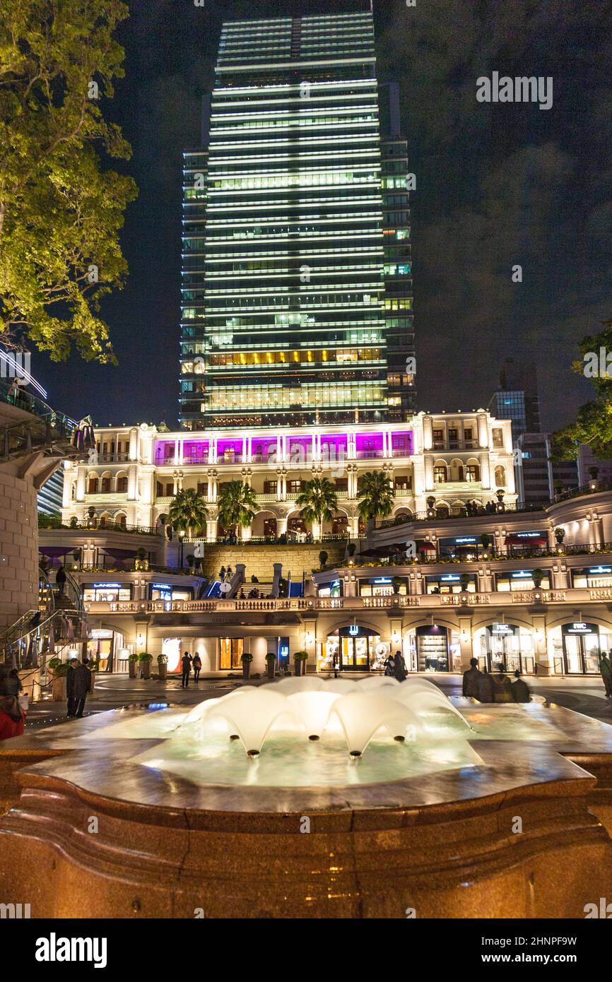 Besucher besuchen Tsim Sha Tsui, einen Heritage, Hotel and Shopping Complex aus dem Jahr 1881 Stockfoto