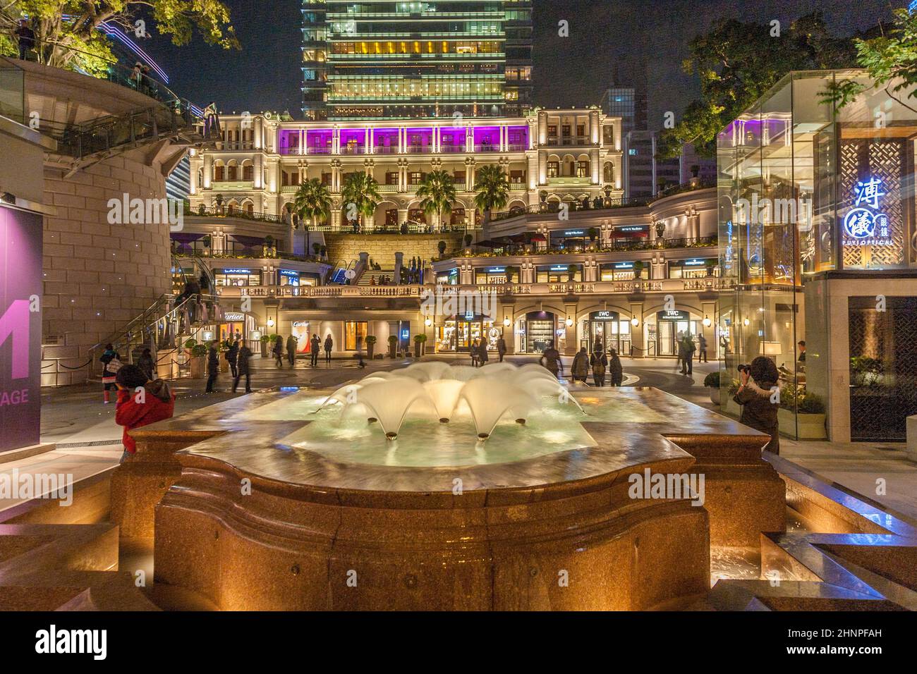 Besucher besuchen Tsim Sha Tsui, einen Heritage, Hotel and Shopping Complex aus dem Jahr 1881 Stockfoto