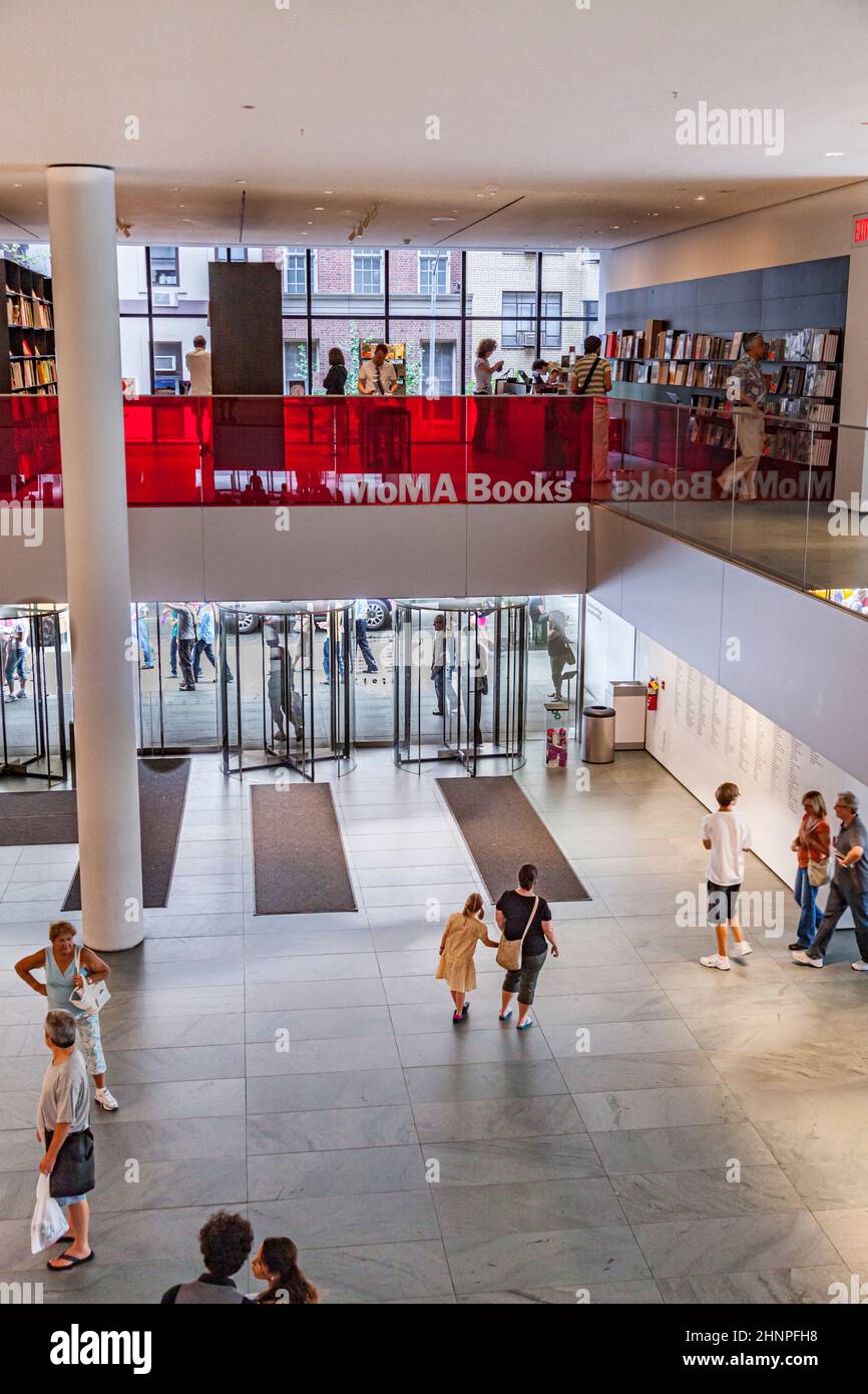 Menschen im Museum of Modern Art. Die Sammlung des MoMA umfasst mittlerweile über 150.000 Kunstwerke und Designoobjekte Stockfoto