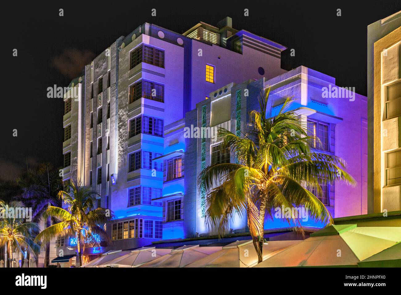 MIAMI BEACH, USA - 3. AUG 2010: Nachtansicht am Ocean Drive in Miami Beach, Florida. Das Art déco-Nachtleben in South Beach ist eine der wichtigsten Touristenattraktionen in Miami. Stockfoto
