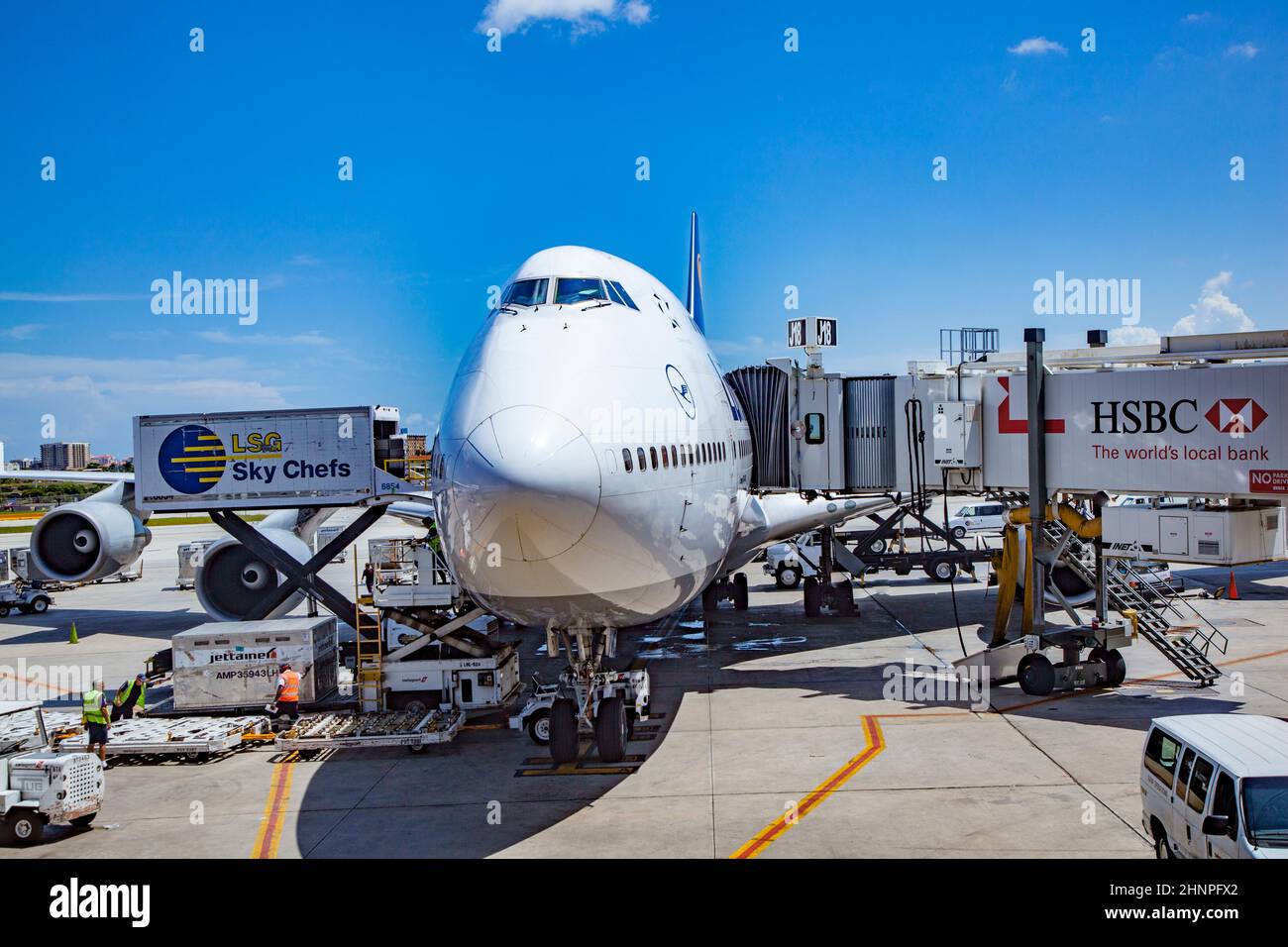 Lufthansa Boeing 747 ist bereit für das Boarding am internationalen Flughafen Los Angeles Stockfoto