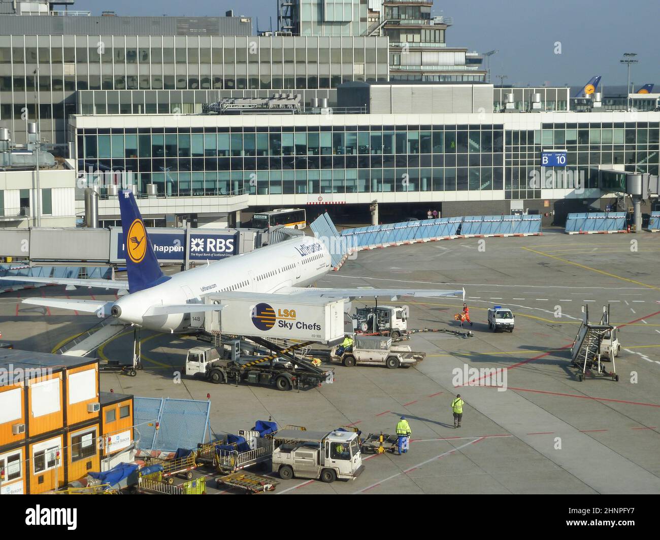 Blick auf das Vorfeld des Frankfurter Flughafens mit Lufthansa-Flugzeugen, die sich auf den Abflug von skyshuttle vorbereiten Stockfoto