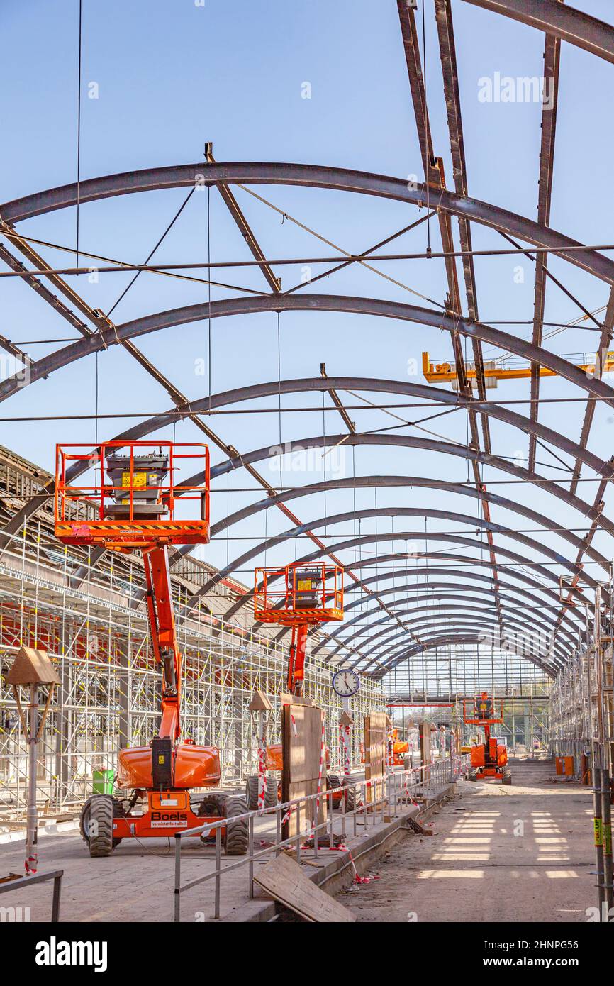 Der historische klassizistische Bahnhof wird in Wiesbaden im laufenden Betrieb renoviert Stockfoto