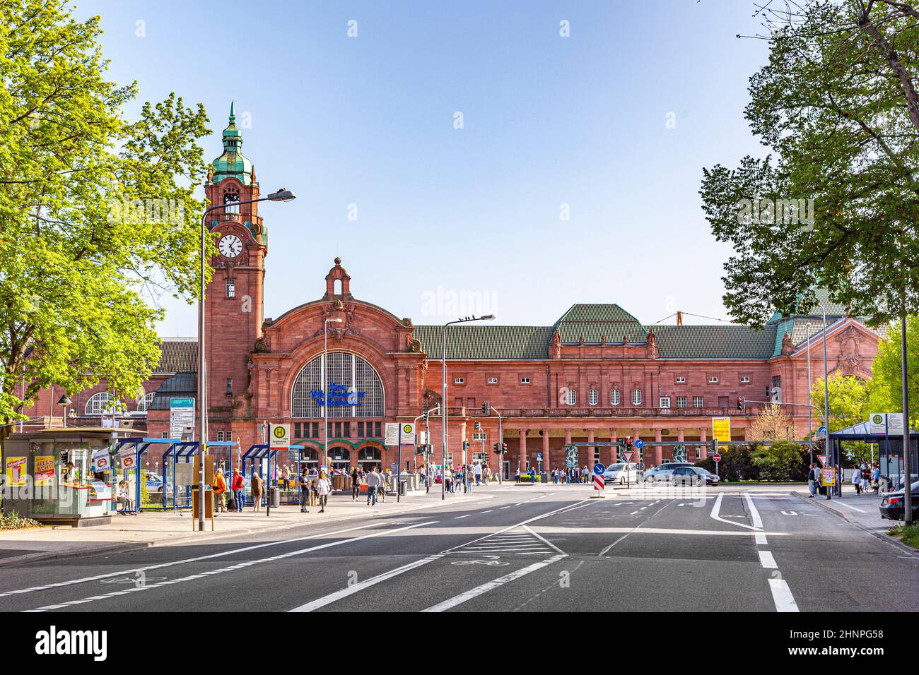 Berühmter klassizistischer alter Bahnhof in Wiesbaden mit Menschen Stockfoto
