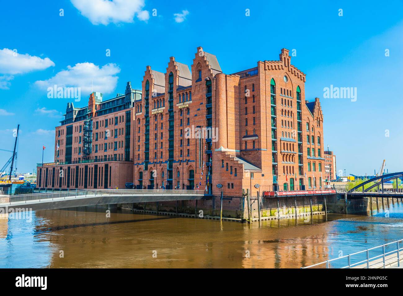 Berühmte alte Speicherstadt in Hamburg mit dem internationalen Schifffahrtsmuseum, einem alten Backsteingebäude Stockfoto