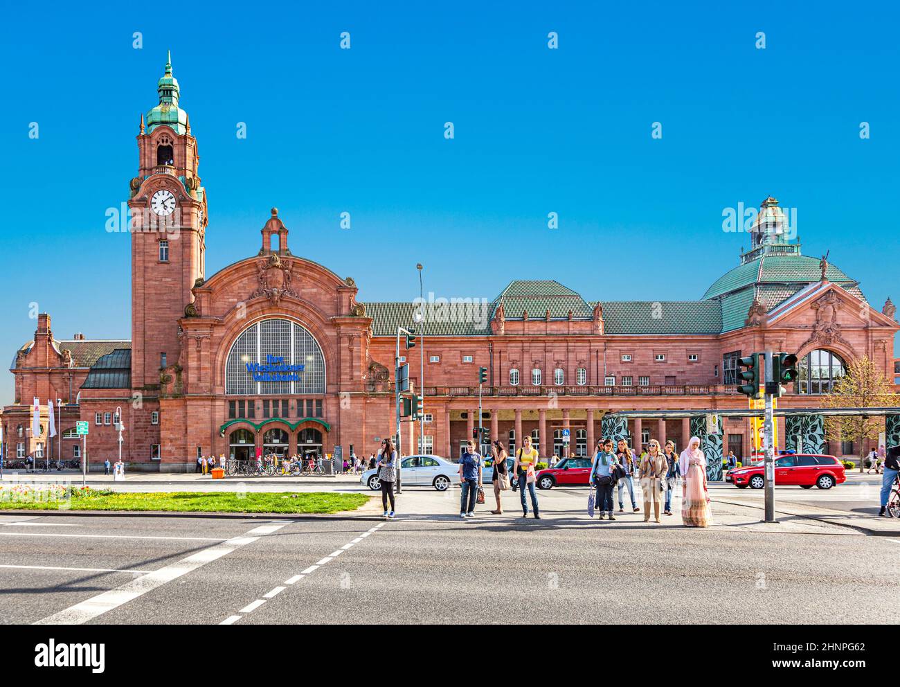 Berühmter klassizistischer alter Bahnhof in Wiesbaden mit Menschen Stockfoto
