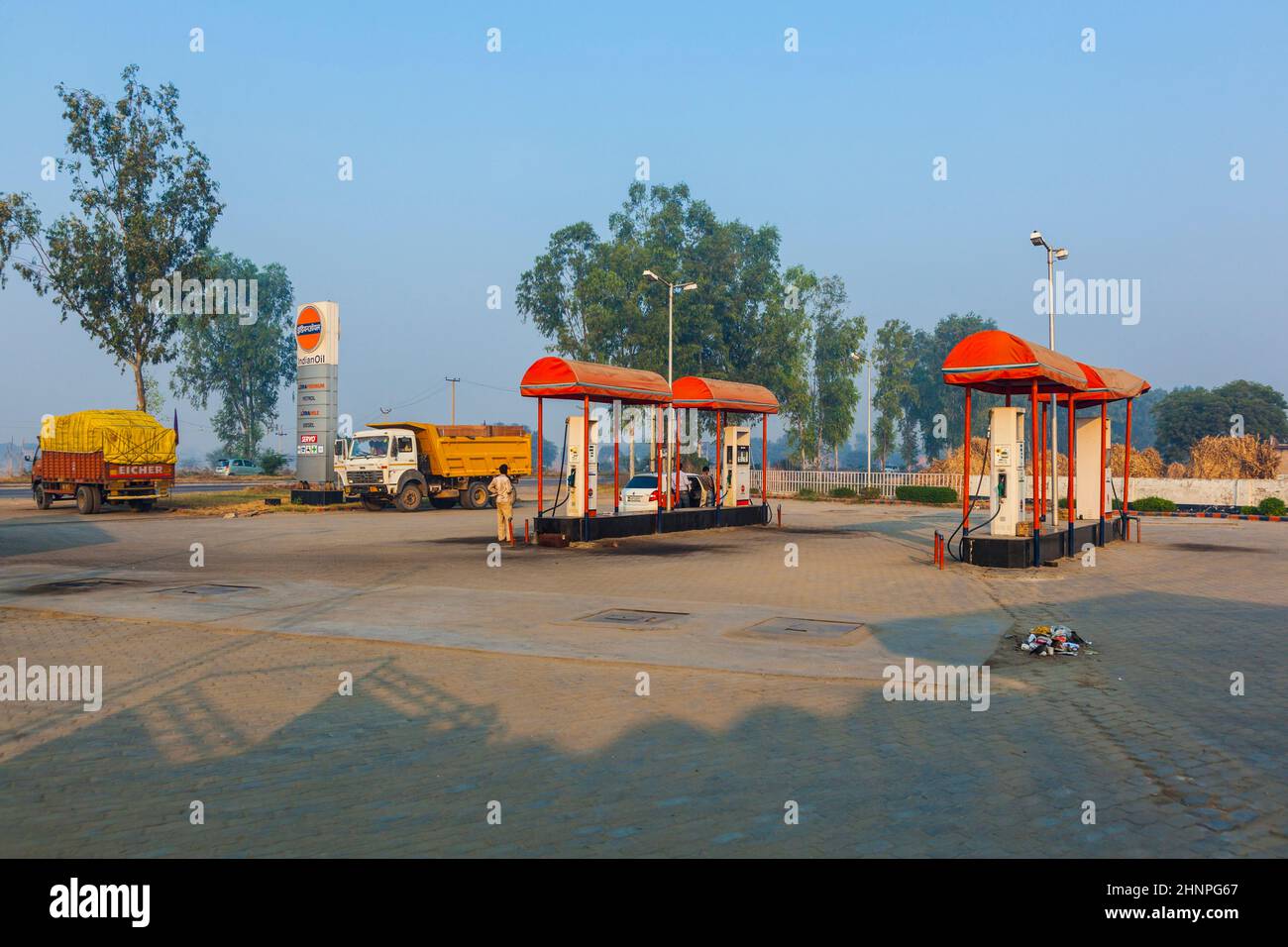 Tankstelle in der frühen Morgenbeleuchtung auf dem Highway Stockfoto
