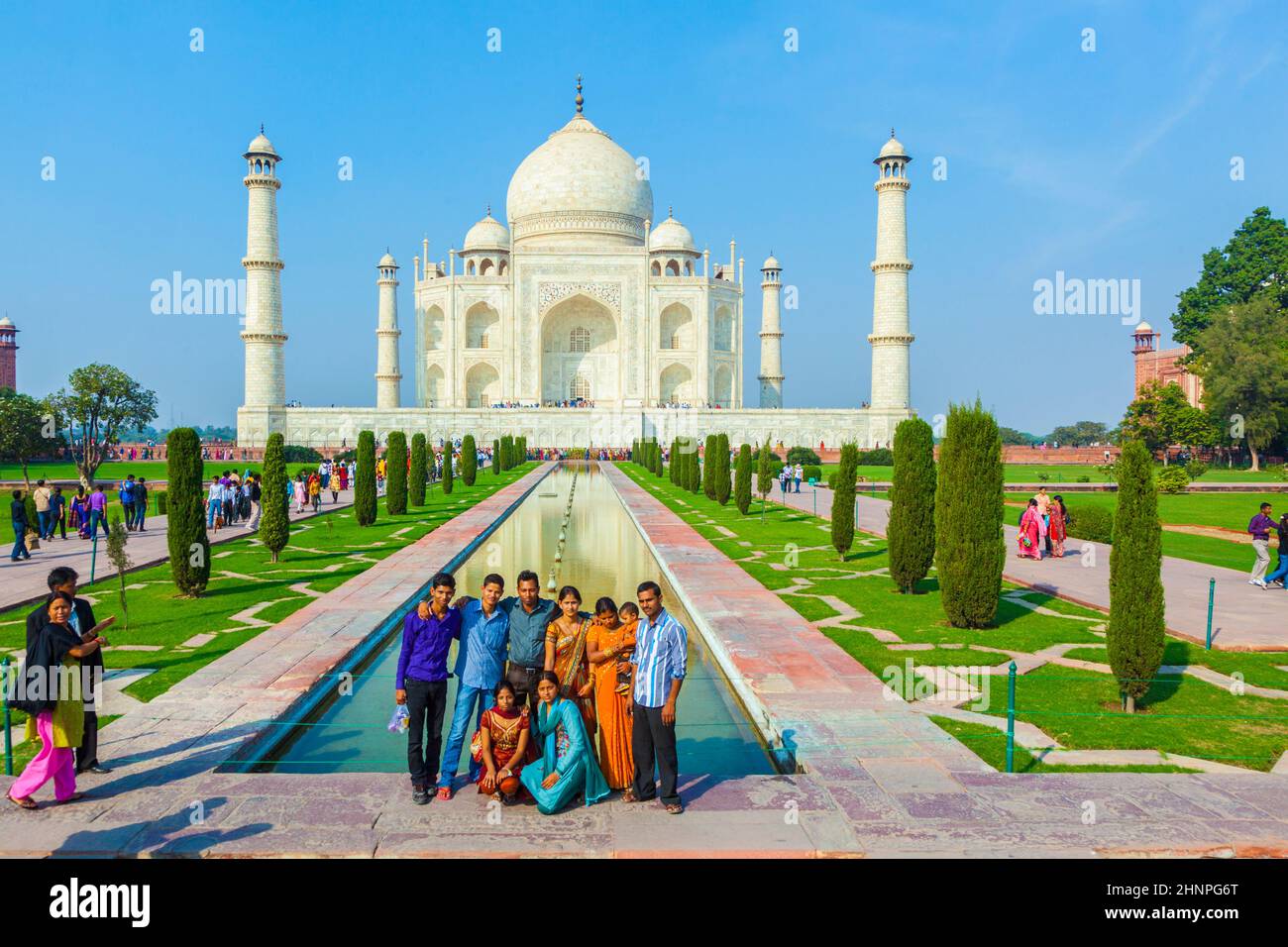 Die Menschen besuchen Taj Mahal in Indien Stockfoto