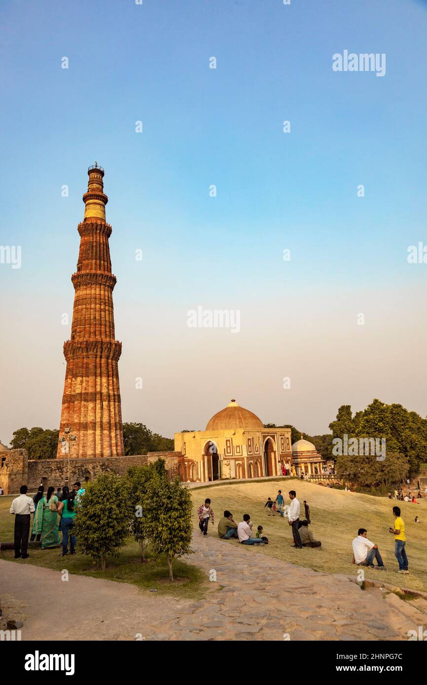 Die Menschen besuchen Qutb Minar, Delhi, das mit 72m Jahren das höchste aus Ziegelsteinen gebaute Minarett der Welt Stockfoto