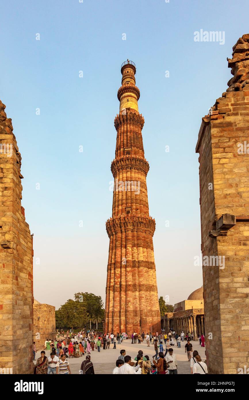 Die Menschen besuchen Qutb Minar, Delhi, das mit 72m Jahren das höchste aus Ziegelsteinen gebaute Minarett der Welt Stockfoto