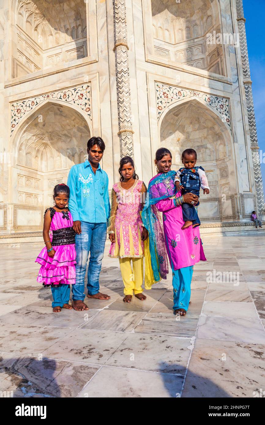 Die Menschen besuchen das Taj Mahal in Indien Stockfoto