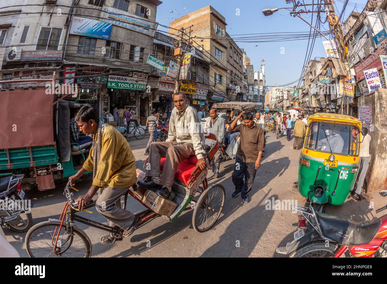 Der Mensch trägt Fracht und Menschen mit seiner Rikscha im alten Delhi Stockfoto