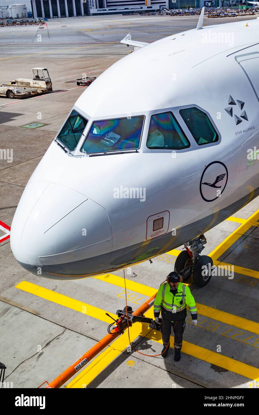 Airbus A321-200 bereit für den Rückstoß in Frankfurt Stockfoto
