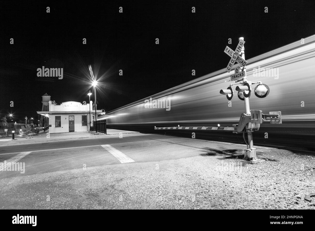 Der Zug fährt nachts am Bahnübergang Kingman vorbei. Stockfoto