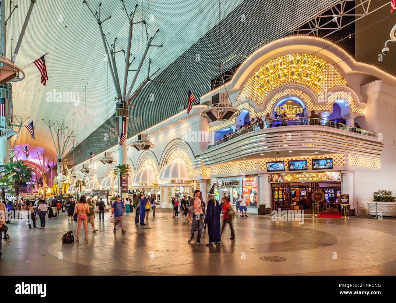 Menschen in der Fremont Street im Golden Nugget Hotel und Casino in der Innenstadt von Las Vegas Stockfoto