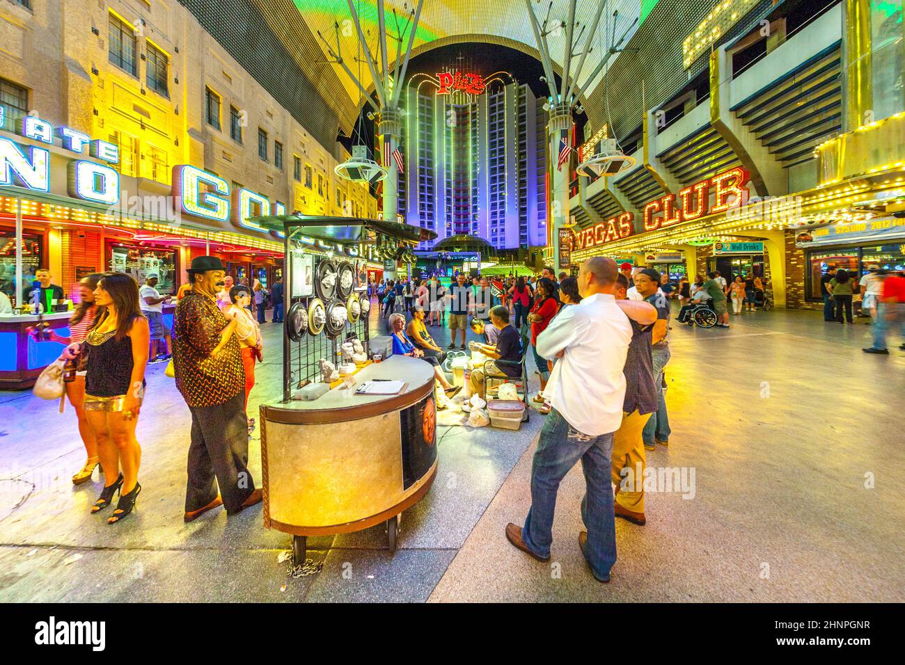 Die Menschen besuchen die Fremont Street in Las Vegas, Nevada Stockfoto