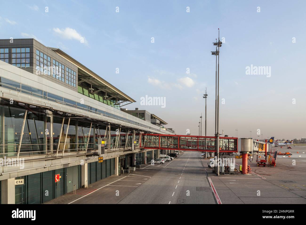 Flugzeuge am Gate im modernen Terminal 2 in Hamburg Stockfoto