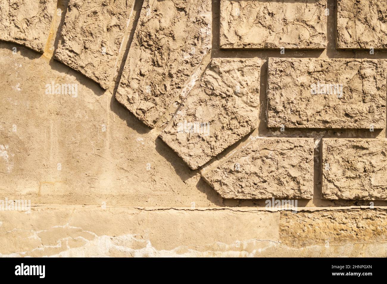 Backstein-Wandhintergrund aus Backstein mit Kopierraum. Wand aus eckigen Backsteinen. Gerissene Wandtextur aus Stein Stockfoto