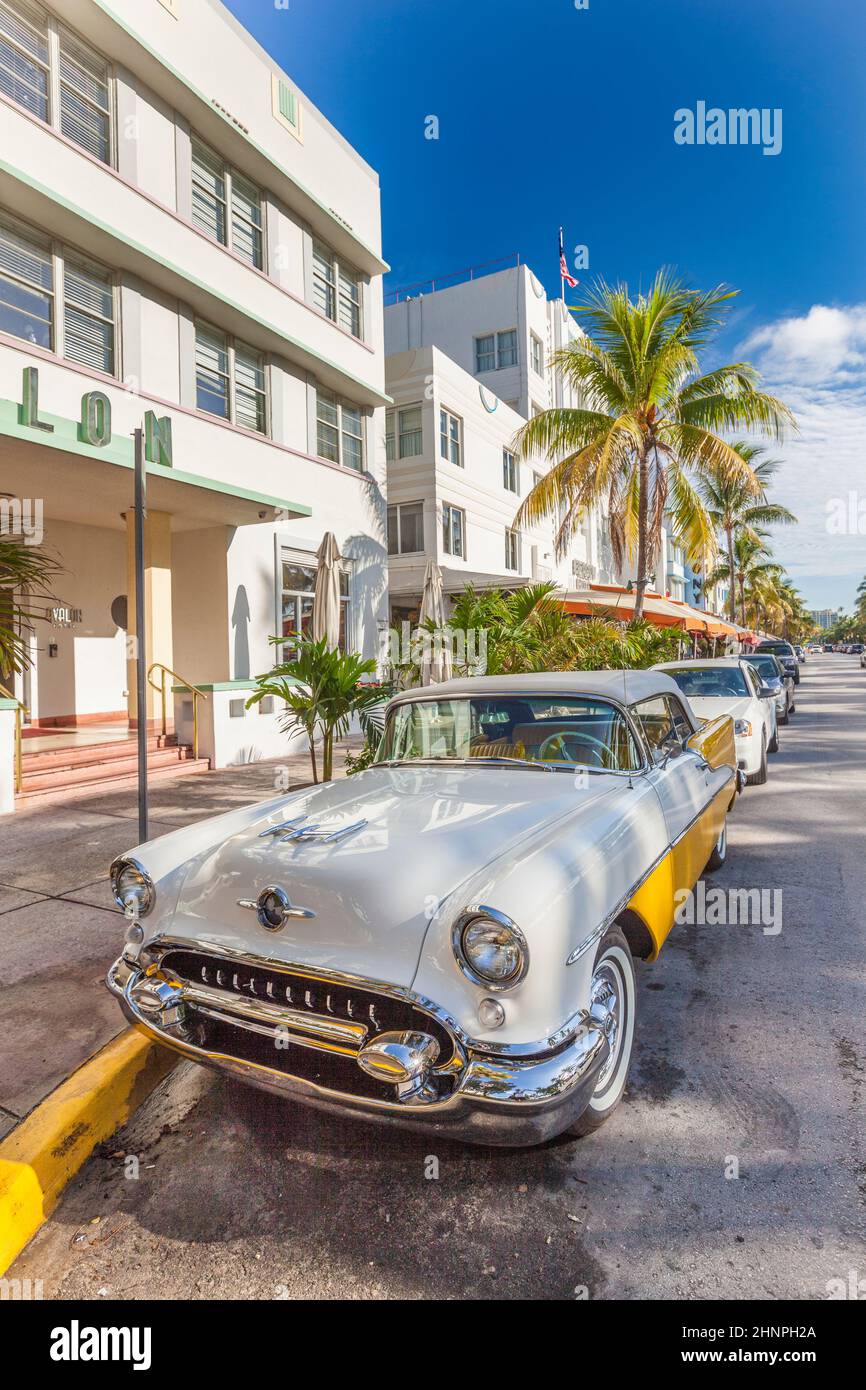 Classic Oldsmobile mit verchromtem Kühlergrill, der vor dem Restaurant im Hotel Avalon geparkt ist Stockfoto