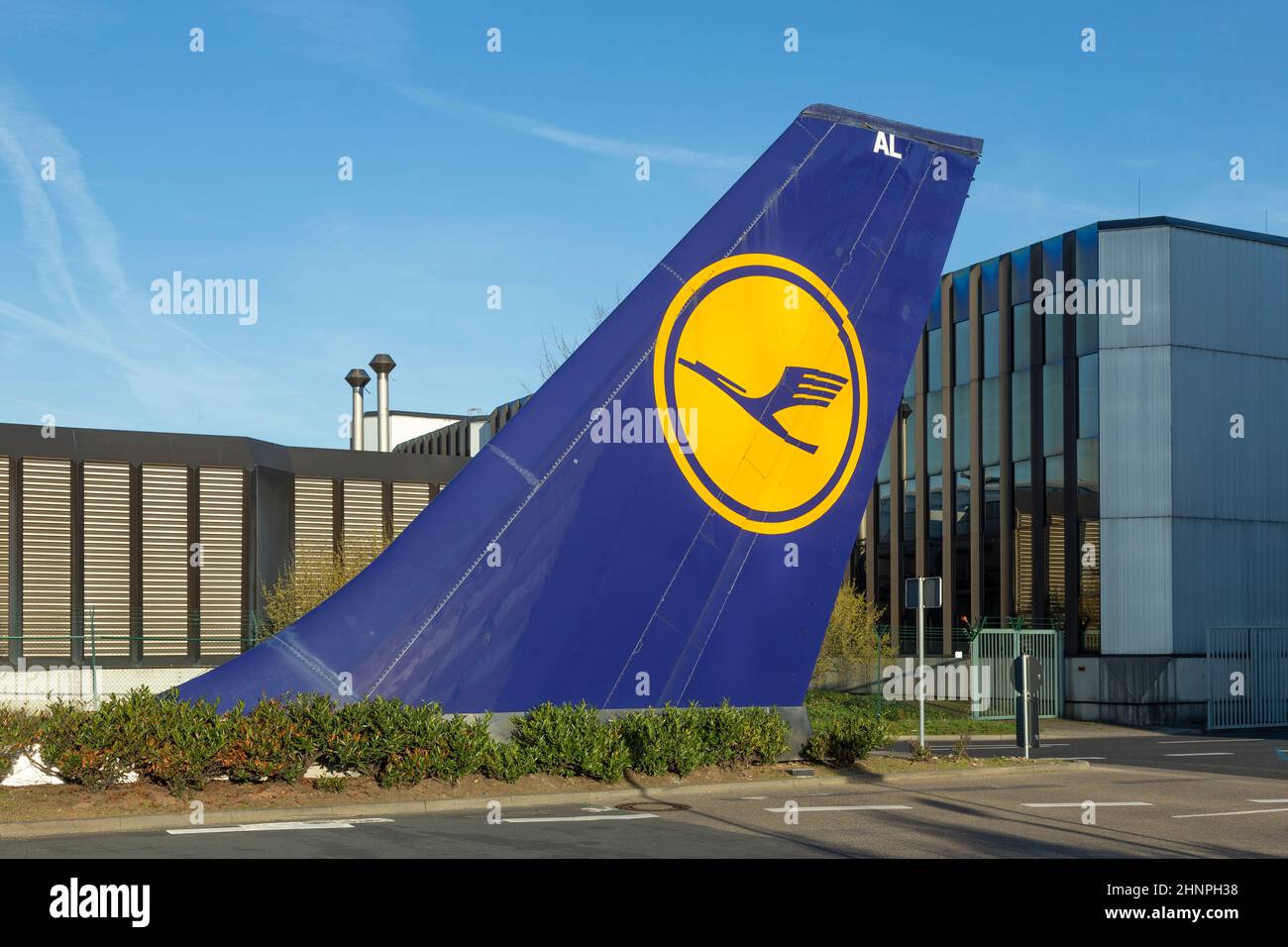 Vertikales Heckschild am Tor 21 am Lufthansa-Hauptsitz in Frankfurt installiert Stockfoto