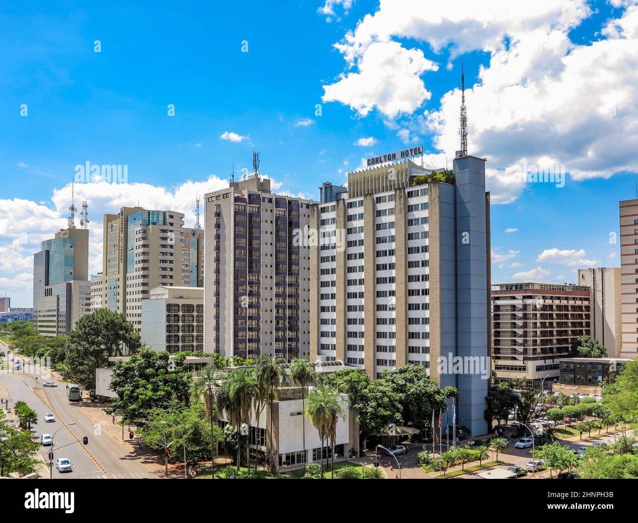 Blick auf moderne Gebäude mit Straßenkreuzung in Brasilia Stockfoto