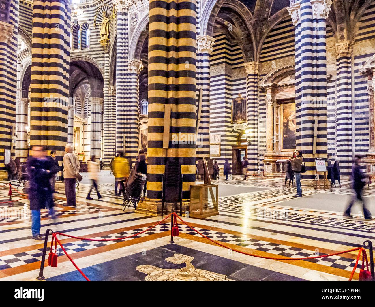 Die Menschen besuchen den berühmten Dom von Siena, Toskana, Italien Stockfoto