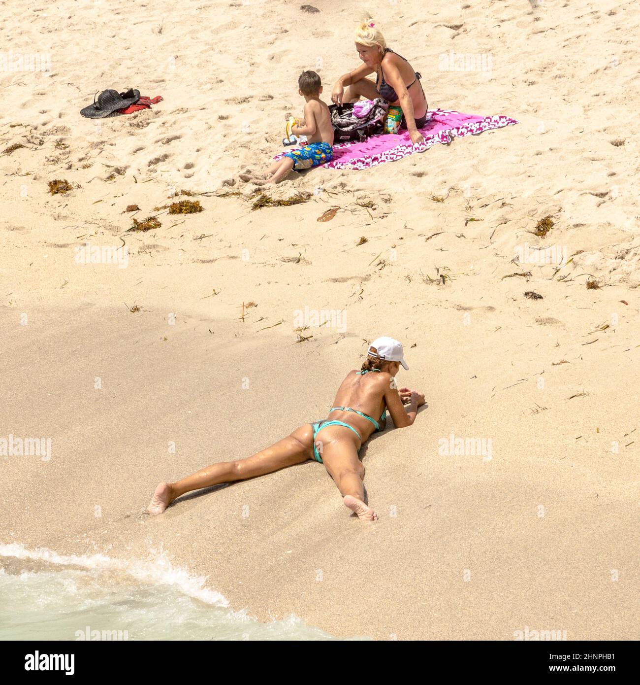 In der Nähe des Piers am Sunny Isles Beach entspannen die Menschen gerne Stockfoto