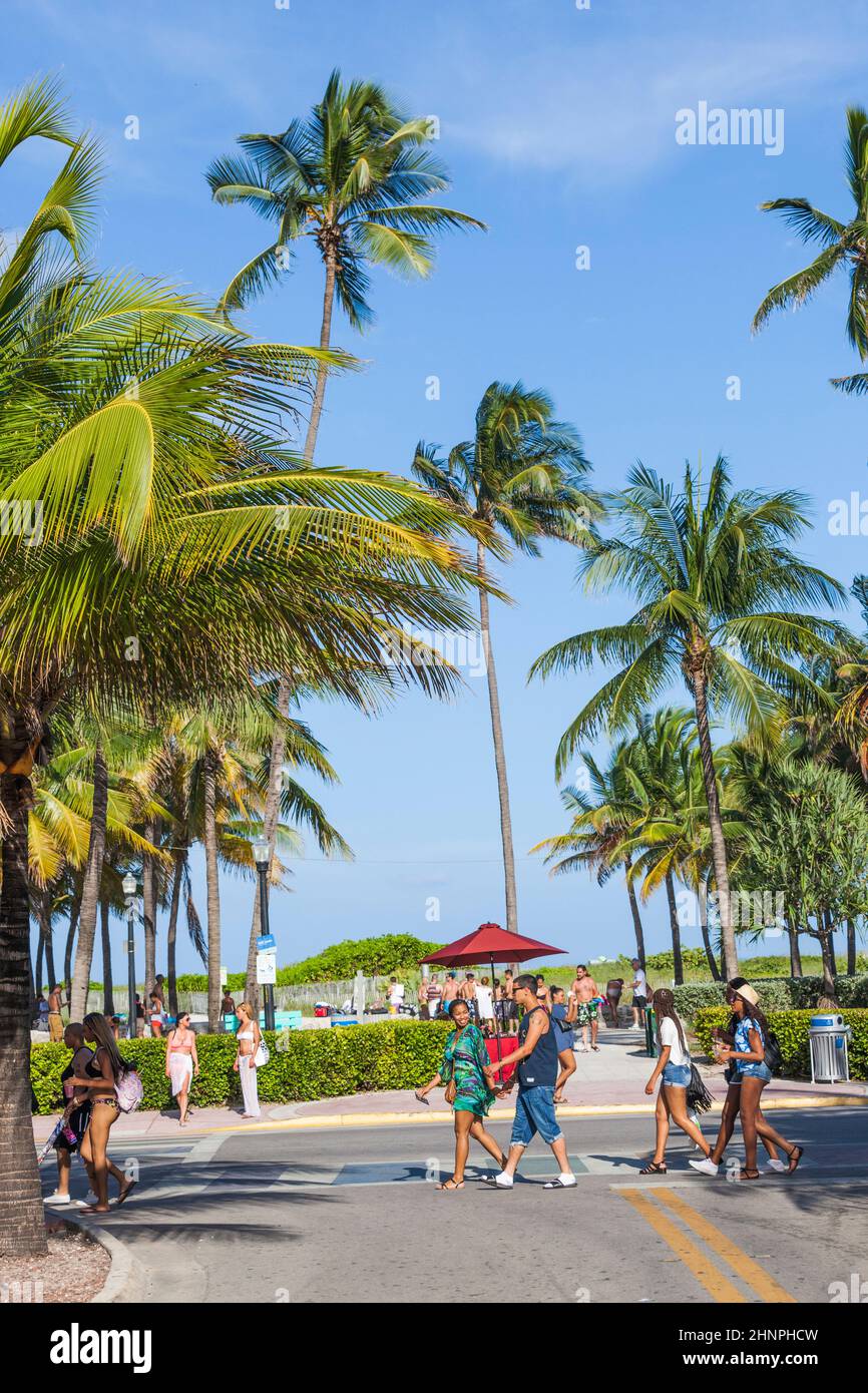 Am Ocean Drive in South Beach laufen die Menschen entlang der Promenade Stockfoto