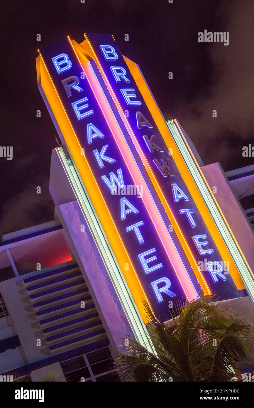 Nachtansicht am Ocean Drive mit dem Breakwater Hotel in Miami Stockfoto