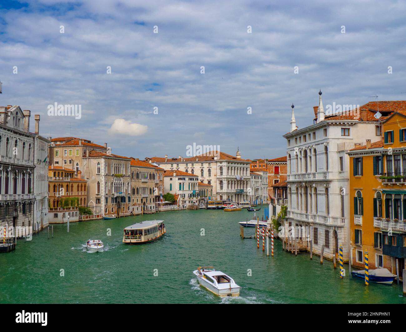 Die Menschen genießen den Besuch des Grand Canal in Venedig Stockfoto