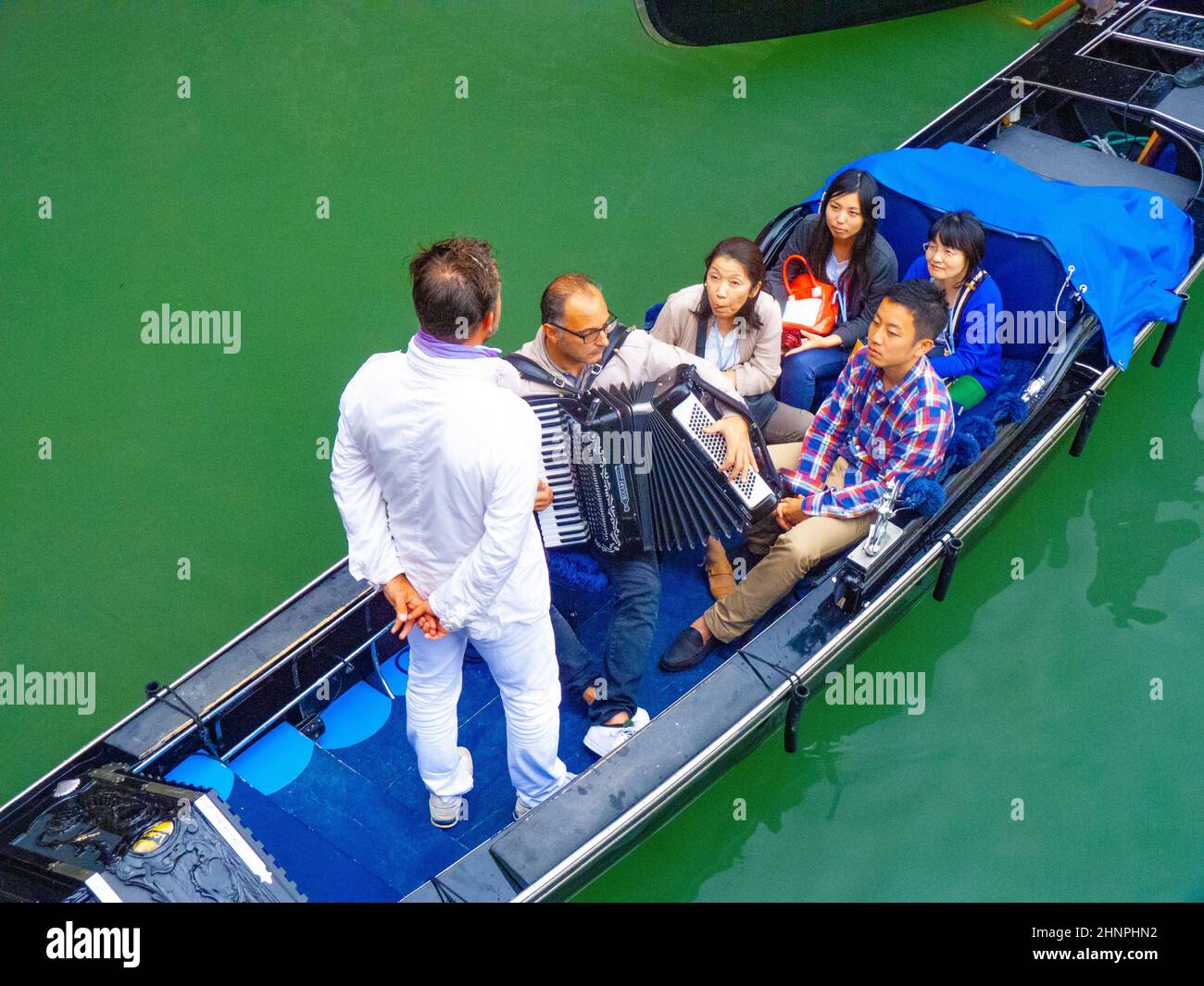 Die Menschen genießen es, die Kanäle von Venedig mit der Gondel zu besuchen Stockfoto