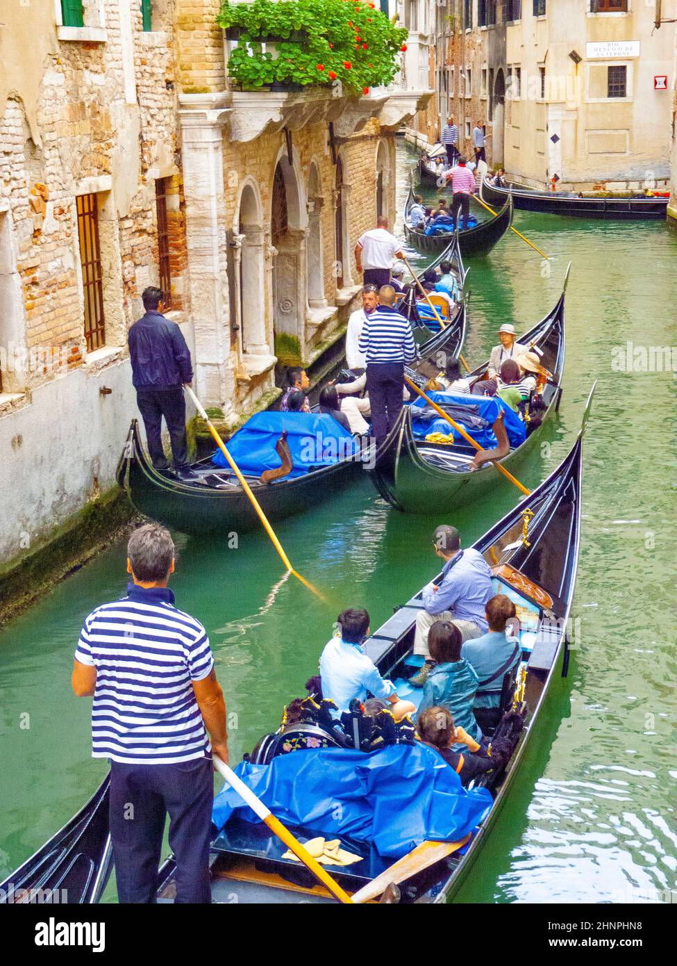 Die Menschen genießen es, die Kanäle von Venedig mit der Gondel zu besuchen Stockfoto