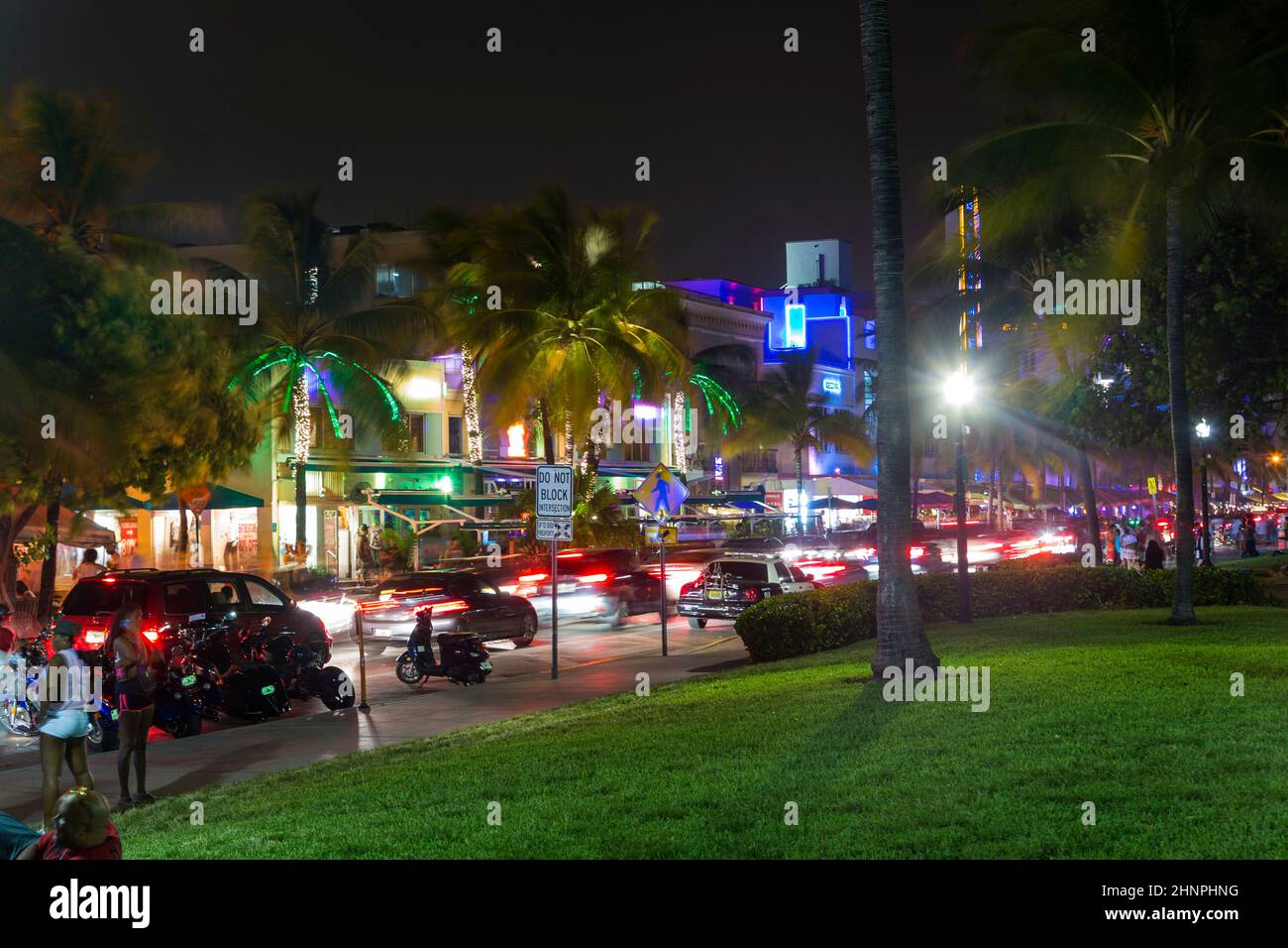 Blick auf den Ocean Drive entlang South Beach Miami im historischen Art déco-Viertel Stockfoto