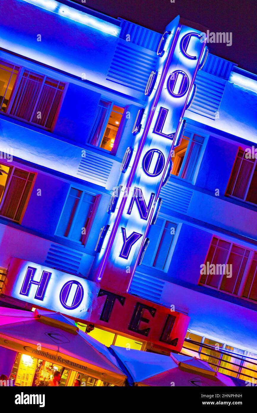 Colony Hotel mit Neonlicht im historischen Art déco-Viertel Stockfoto