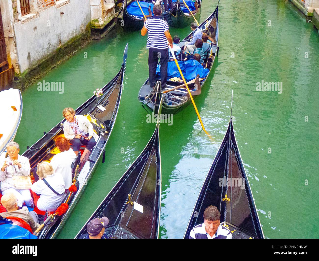 Die Menschen genießen es, die Kanäle von Venedig mit der Gondel zu besuchen Stockfoto