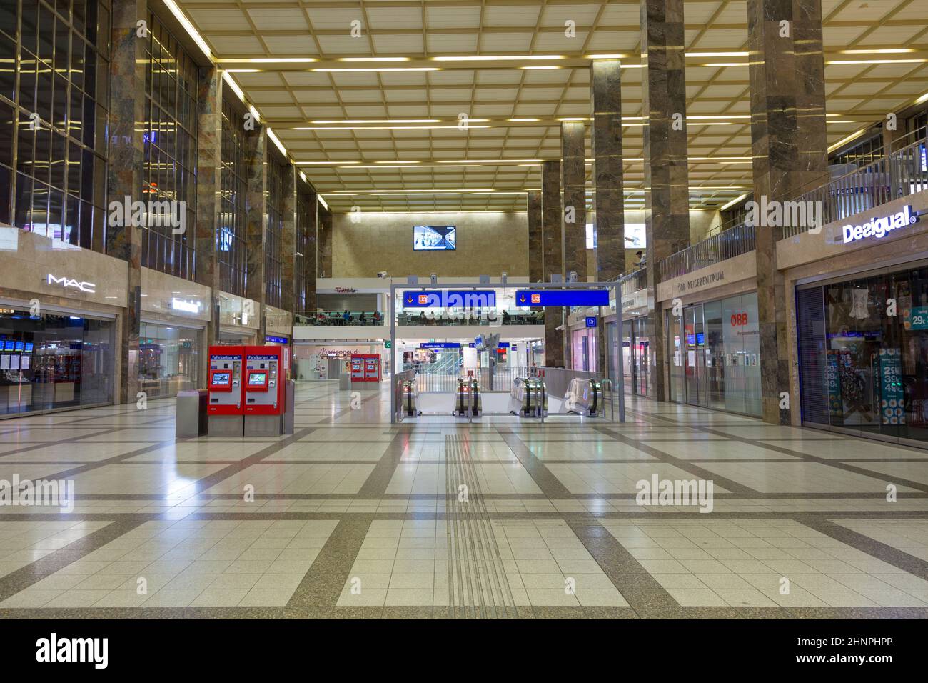 Am Westbahnhof in Wien warten die Leute auf den Zug Stockfoto