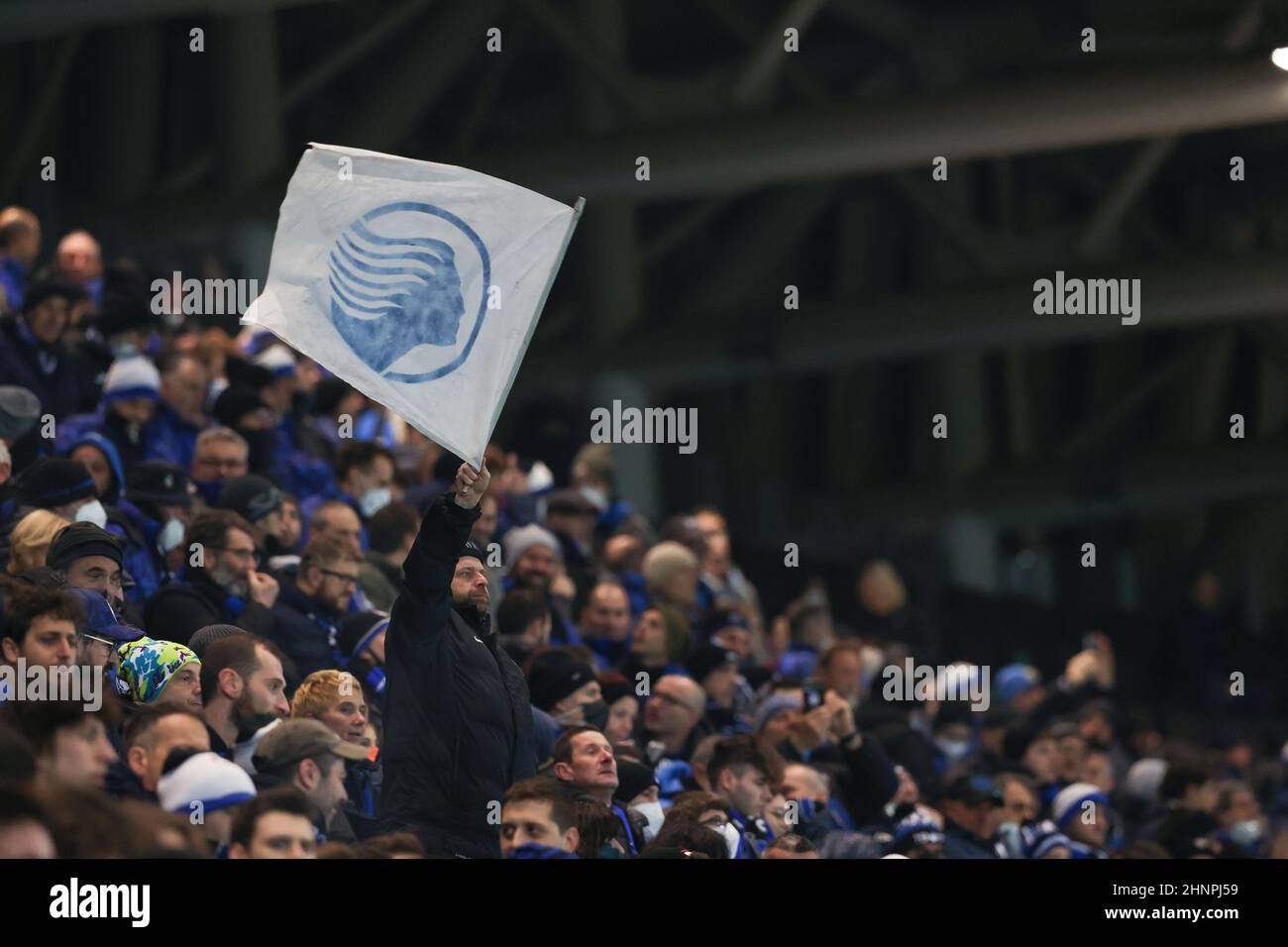 Bergamo, Italien, 17th. Februar 2022. Während des Spiels der UEFA Europa League im Gewiss Stadium in Bergamo schwingt eine Atalanta fna eine Flagge mit dem Logo des Vereins. Bildnachweis sollte lauten: Jonathan Moscrop / Sportimage Stockfoto