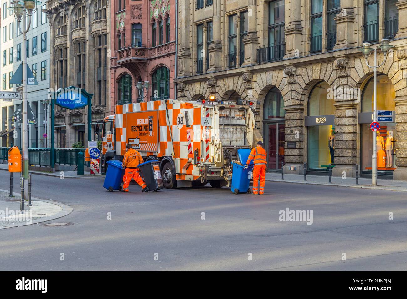 Müllleute mit dem LKW sammeln die Mülltonnen in Berlin Stockfoto