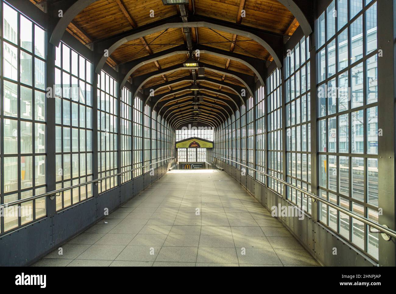 Der zentrale S-Bahnhof Berlins an der Friedrichstraße Stockfoto