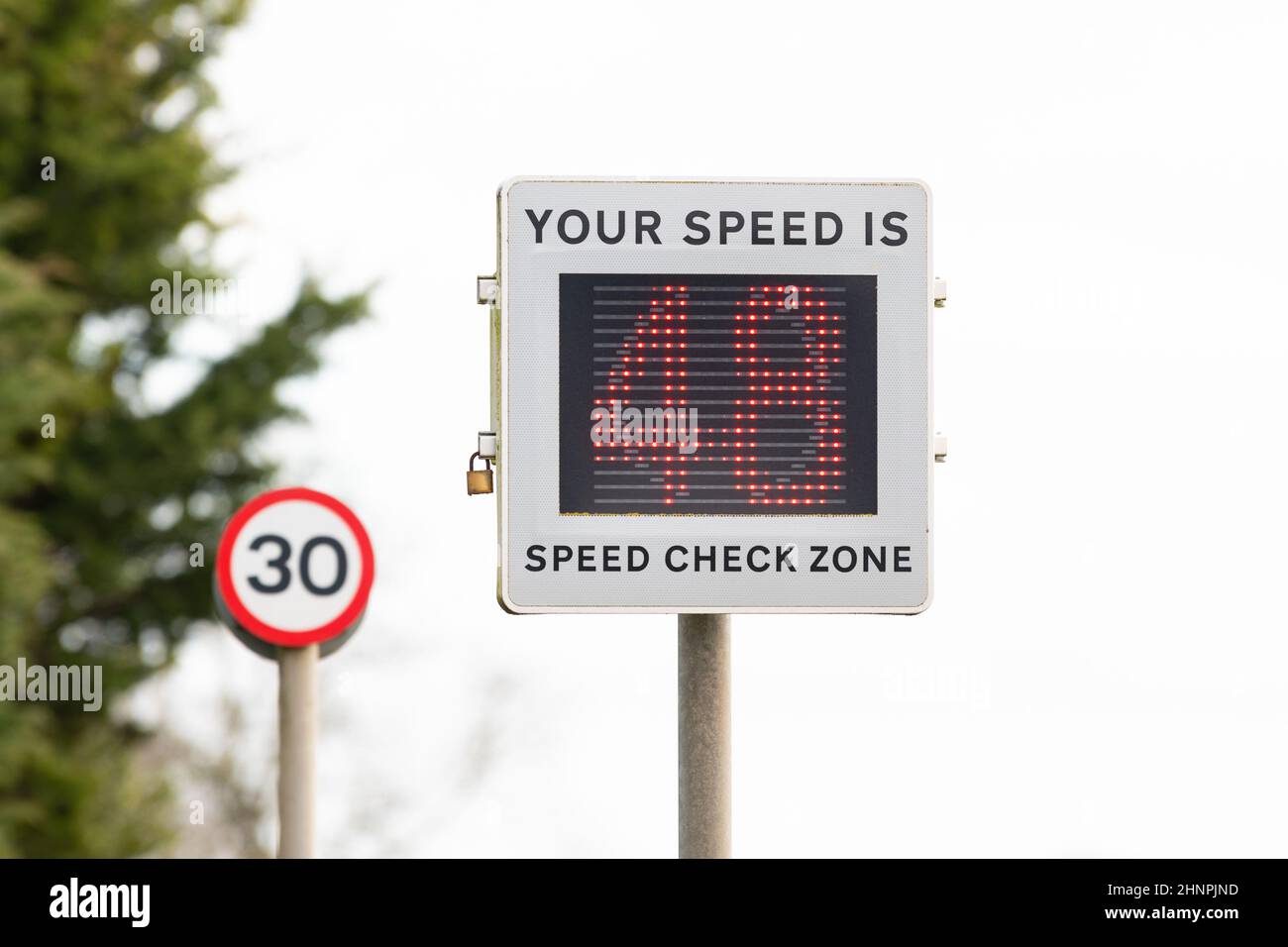 Geschwindigkeitsüberschreitung in 30mph-Zone - Fahrzeug aktiviert Geschwindigkeitsanzeige Geräteschild zeigt Geschwindigkeit von 48mph in 30mph-Zone - England, Großbritannien Stockfoto