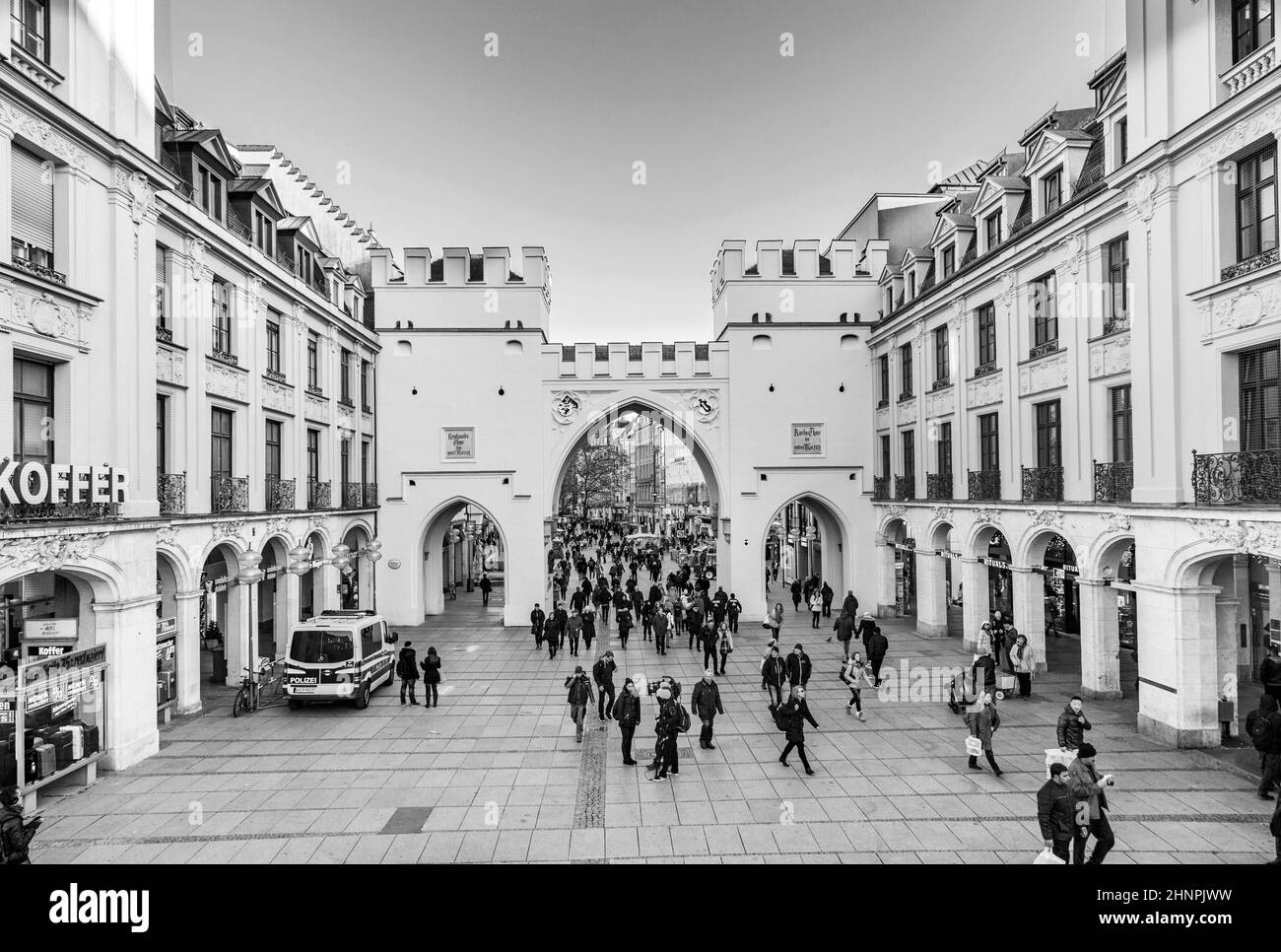 Menschen, die durch das Karlstor-Tor in München gehen Stockfoto