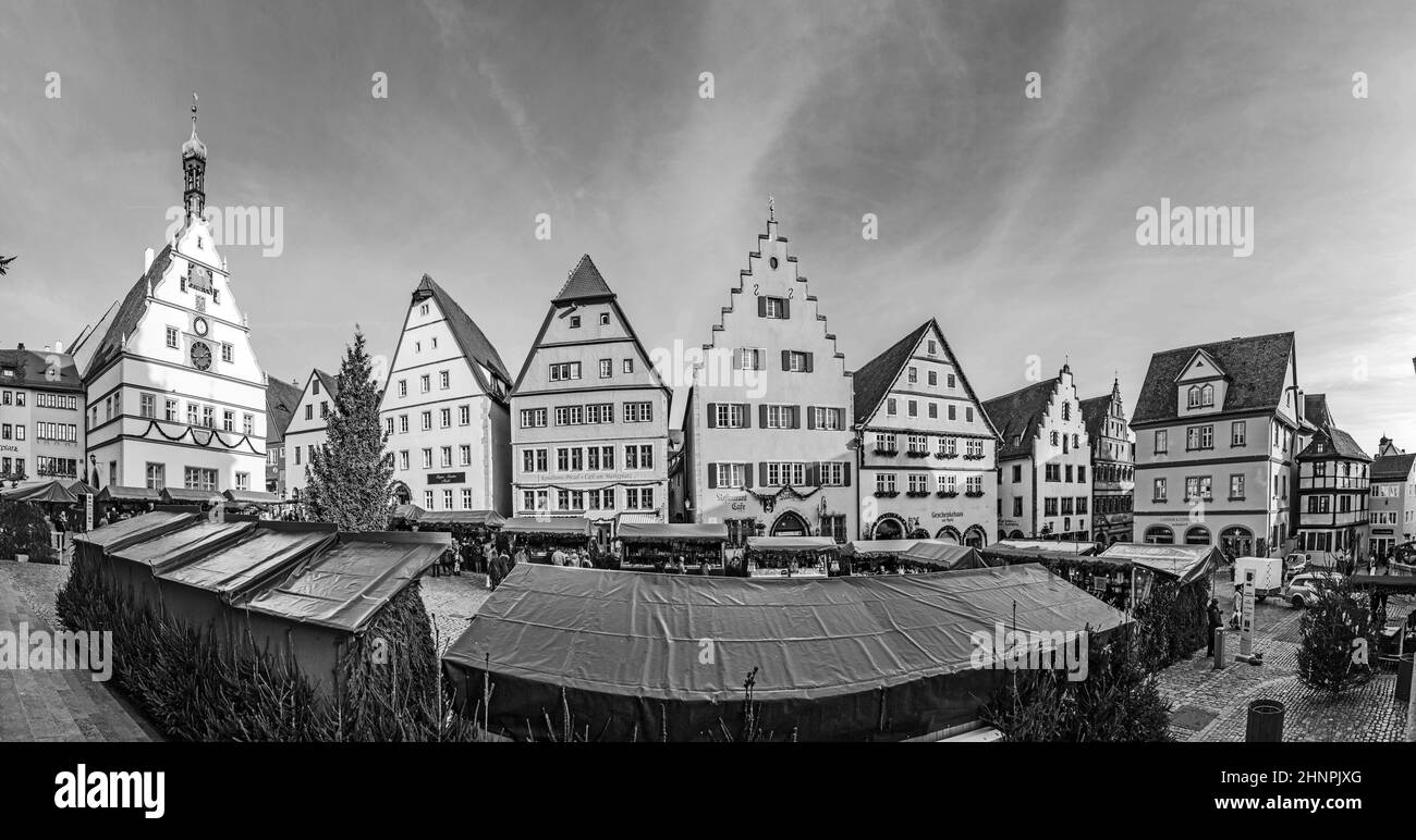 Panoramablick auf den Weihnachtsmarkt in der mittelalterlichen Stadt Rothenburg ob der Tauber Stockfoto