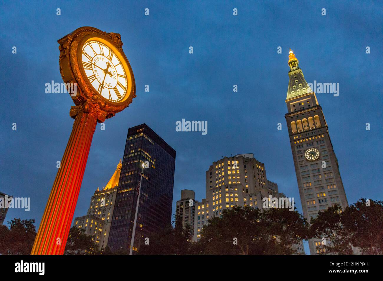 Nachtansicht des Empire State Building mit klassischer Uhr im viktorianischen Stil Stockfoto