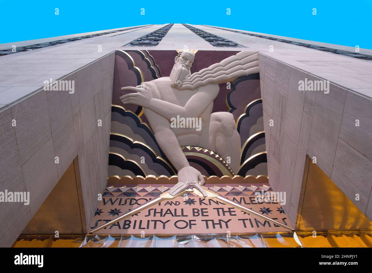 Statue mit biblischen Sätzen WEISHEIT UND WISSEN SOLL DIE STABILITÄT DEINER ZEIT vor dem Rockefeller Center in New York SEIN Stockfoto
