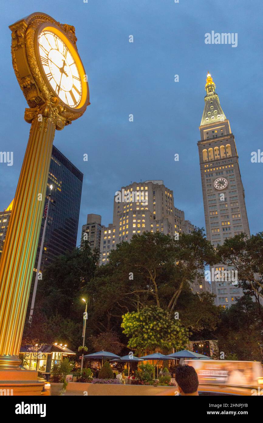 Nachtansicht des Empire State Building mit klassischer Uhr im viktorianischen Stil Stockfoto