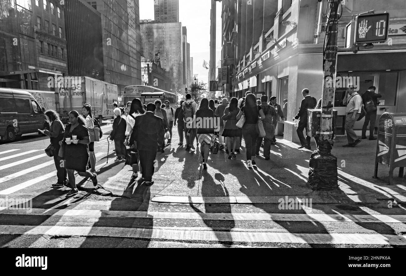 Am späten Nachmittag beeilen sich die Menschen auf der Fußgängerstraße durch Upper Manhattan Stockfoto
