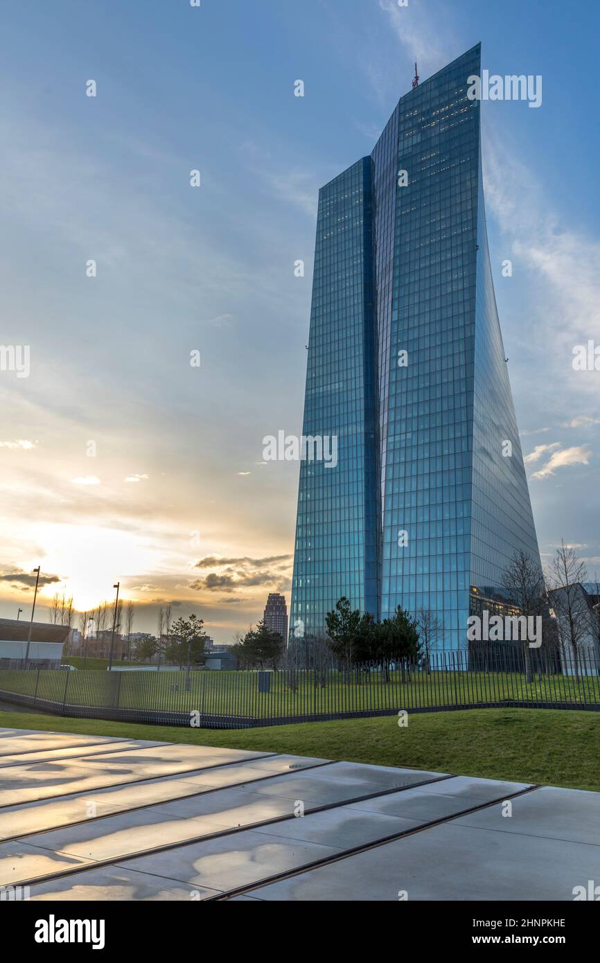 Panoramablick auf das neue EZB-Gebäude in ostende, frankfurt am Main mit dem Denkmal der vom ehemaligen Ostbahnhof deportierten juden Stockfoto