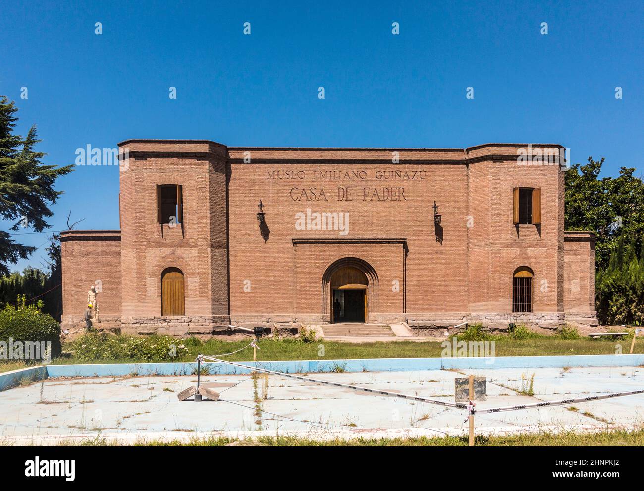 acade des Museo Emiliano Guinazu, casa de Fader in Mendoza, Argentinien. Der Garten des Museums befindet sich im Bau Stockfoto
