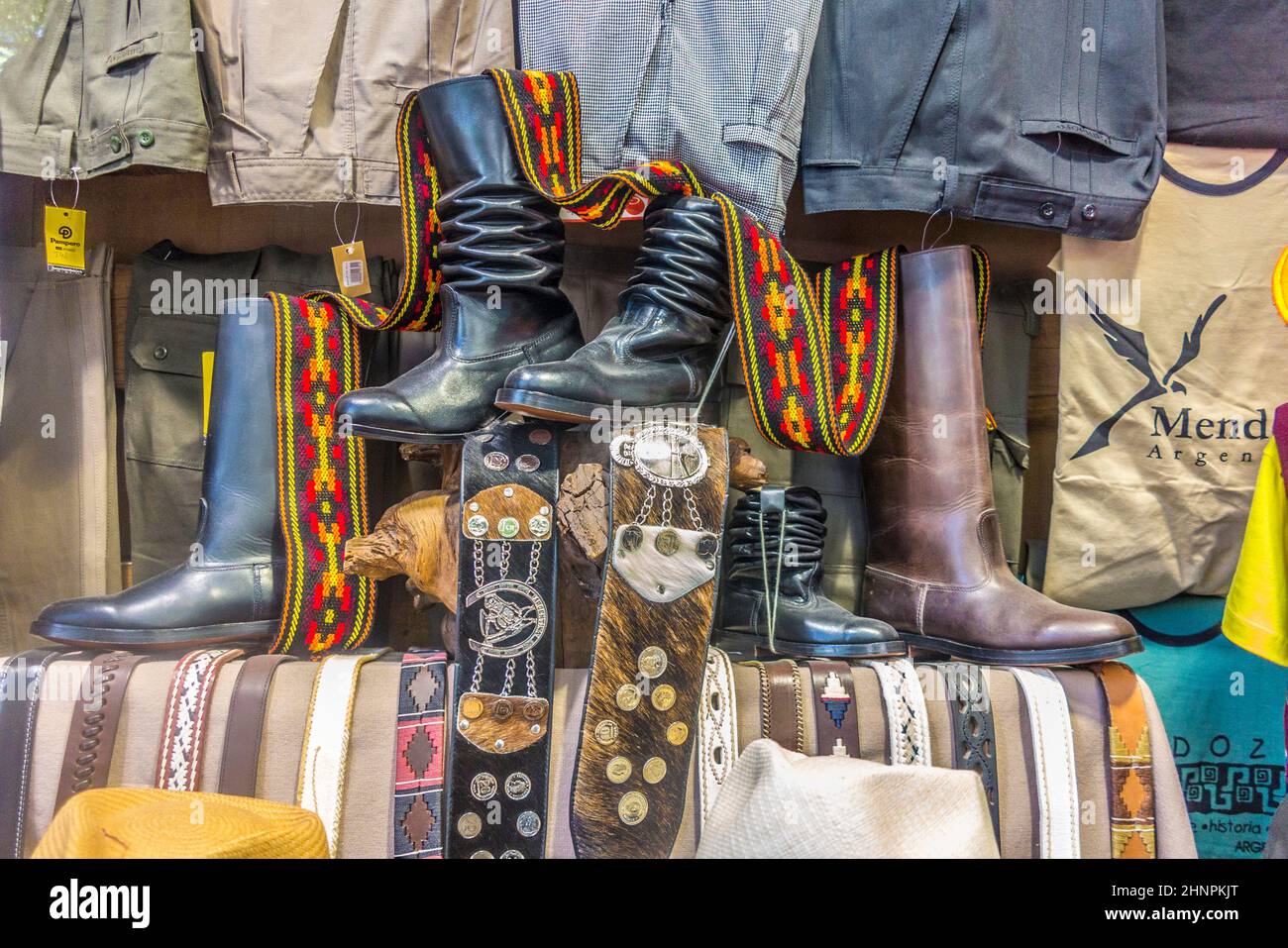 Cowboystiefel und Ausrüstung in einem Geschäft in Mendoza, Argentinien. Stiefel und Kleidung sind im typischen argentinischen Cowboy-Stil gehalten Stockfoto