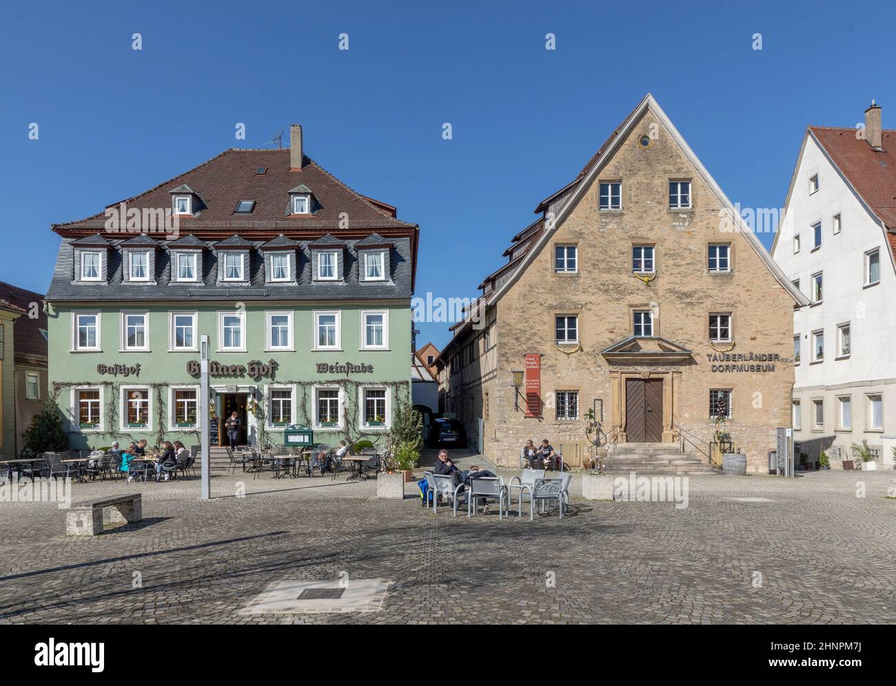 Touristen entspannen sich am zentralen Platz der Stadt Weikersheim entlang der romantischen Straße Stockfoto